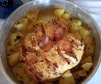 Peito de Frango Assado Inteiro com Iogurte e Bacon com Batatas