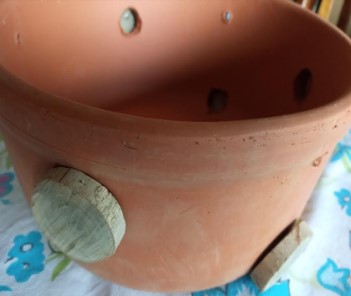 Decorar Vaso de Barro com Rodelas de Galhos de Pitangueira
