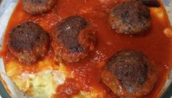 Polenta com Queijo, Presunto e Molho de Almôndegas – Como Fazer