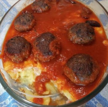 Polenta com Queijo, Presunto e Molho de Almôndegas – Como Fazer