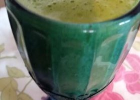 Suco Detox com Couve, Salsa e Frutas Abacaxi e Caju – Fazer Vitaminas