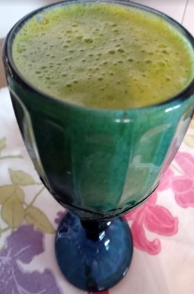 Suco Detox com Couve, Salsa e Frutas Abacaxi e Caju – Fazer Vitaminas