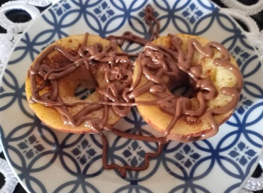 como-fazer-maçã-quente-com-chocolate-em-bisnaga-