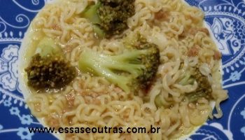 Sopa Rápida com Carne de Soja, Brócolis, Macarrão Instantâneo Proteína