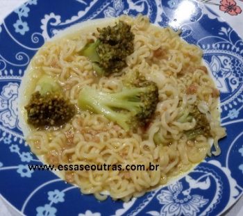 Sopa Rápida com Carne de Soja, Brócolis, Macarrão Instantâneo Proteína
