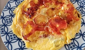 Omelete com Tomate, Cebola e Batatas Fritas – Receita Econômica e Fácil