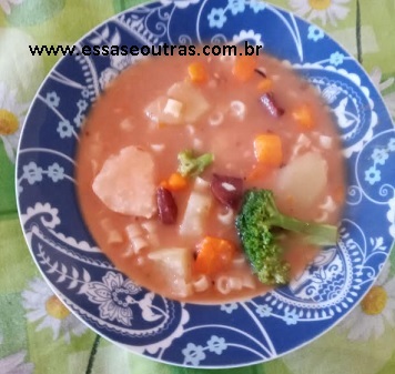 como-fazer-sopa-de-feijão-com-brócolis-e-linguiça