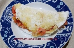 Tapioca com Queijo, Tomate e Orégano – Tapioca Macia e Suculenta