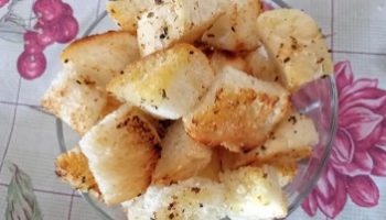 Cubos de Pão Torrados e Temperados – Crótons Rápido feito na Frigideira