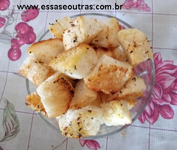 cubos-de-pão-torrados-e-temperados
