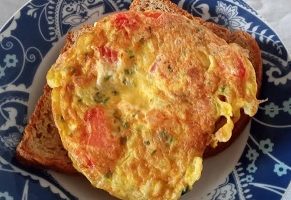 Omelete com Tomate, Cebola e Salsa – Omelete Rápida e Saudável