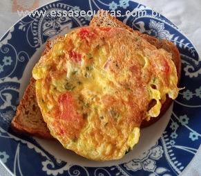 receita-de-omelete-com-tomate-e-cebola-