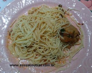 macarrão-espaguete-com-frango-ao-molho-