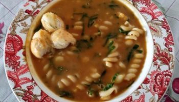 Sopa de Feijão com Abóbora Servida com Cubos de Pão Torrados