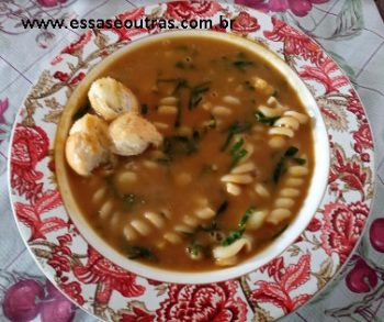 Sopa de Feijão com Abóbora Servida com Cubos de Pão Torrados