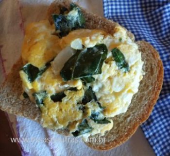 Ovos Mexidos com Ora Pro Nóbis e Azeitonas – Omelete Nutritivo