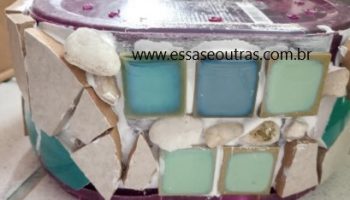 Mosaico em Potes de Sorvete – Vaso Decorado com Pedaços de Azulejos