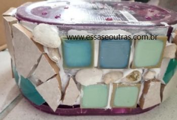 Mosaico em Potes de Sorvete – Vaso Decorado com Pedaços de Azulejos
