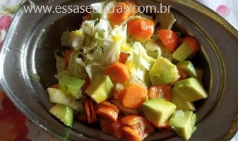 Salada de abacate, Cenoura e Repolho picados – Como Temperar