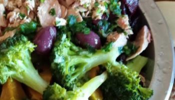 Salada Colorida com Atum – Receita Rápida com Abóbora e Brócolis