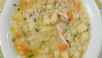 Canja de Galinha com Coxa e Batatas – Receita de Sopa Fácil