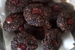 Bolachinhas de Banana e Chocolate com Cobertura de Goiabada