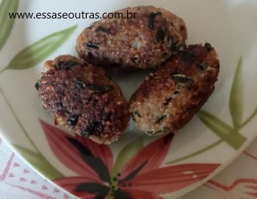 receita-de-kibe-com-folhas-de-ora-pro-nóbis-