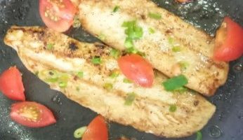 Filé de Pescada Grelhada na Frigideira com Tomate Cereja Receita