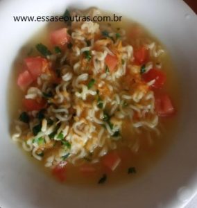 sopa-de-miojo-com-legumes-