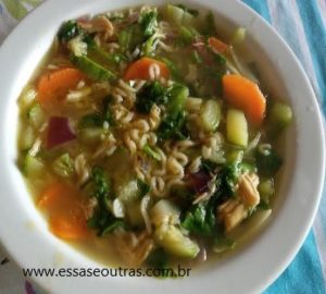 sopinha-com-macarrão-instantâneo-legumes-