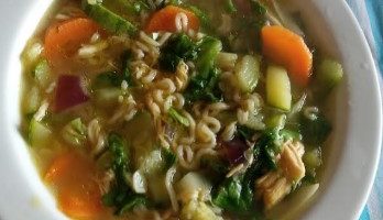 Sopinha de Macarrão Instantâneo e Legumes Rápida Como Fazer