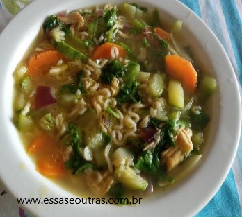 sopinha-com-macarrão-instantâneo-legumes-